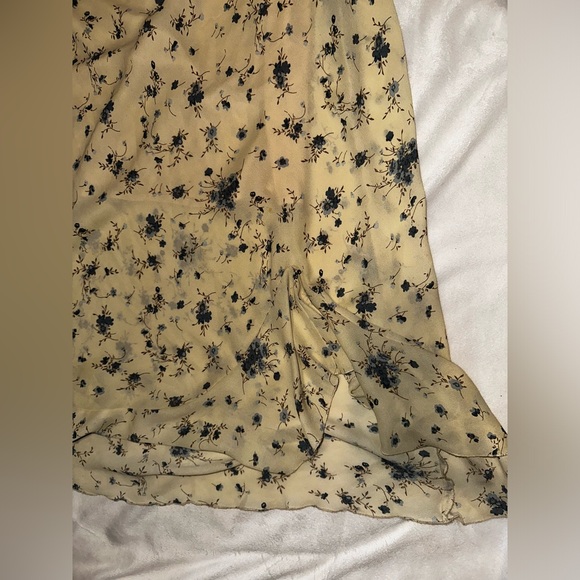 ⭐️5 for $25⭐️ ditsy floral midi skirt - Picture 3 of 8